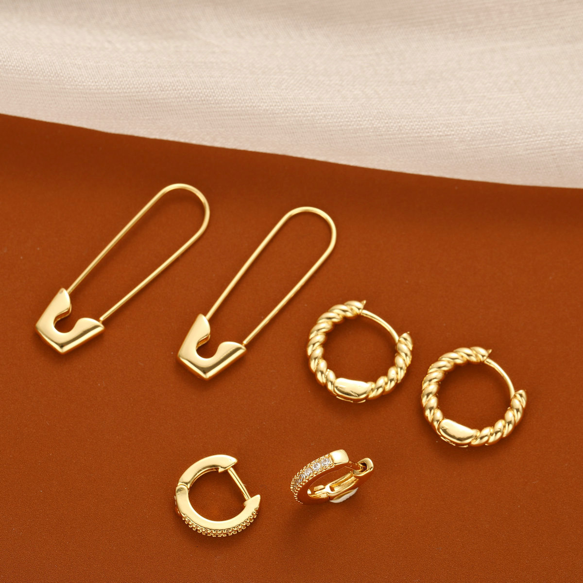 New cross-border twist spiral ear loops, high-end copper ear buckles, European and American pin earrings, simple earrings, 18K gold Specification drawing