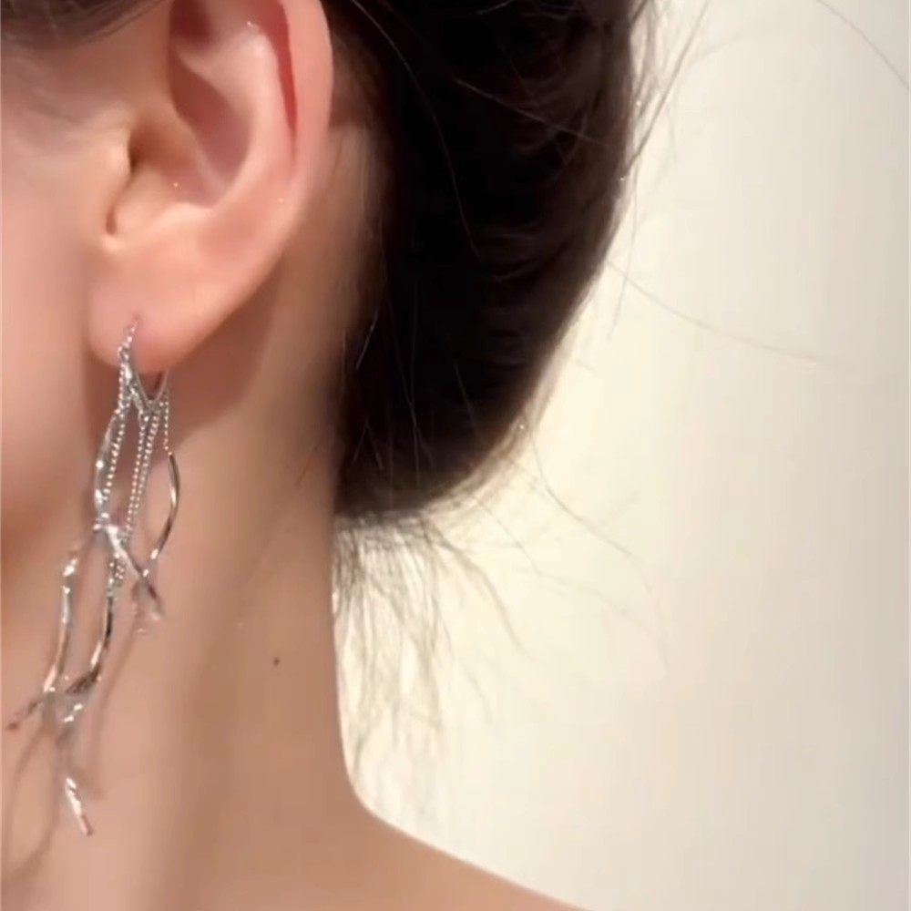 The 925 silver needle long tassel earrings have a perfect sense of the camera, exuding a light luxury and high-end feel. The stud earrings are a stylish and elegant ear accessory Specification drawing