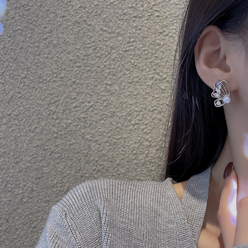 Hollowed-out butterfly pearl earrings, Japanese and Korean cold style, sweet and cool, niche and light luxury stud earrings, fashionable and trendy, elegant earrings details Picture