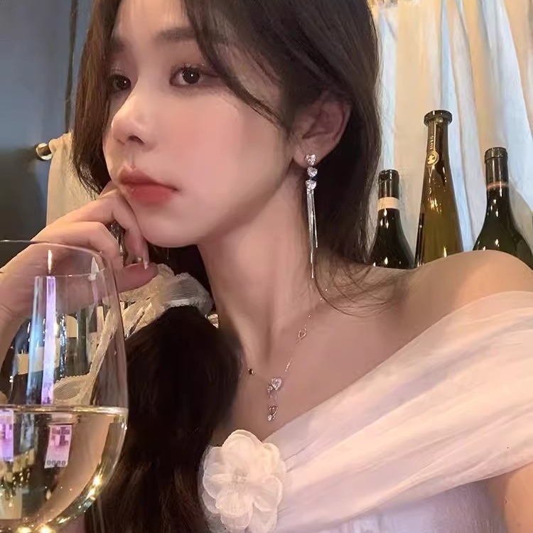 Long heart-shaped sparkling diamond tassel earrings, women's light luxury, niche and high-end stud earrings, 2024 bestseller, unique and sweet earrings full figure