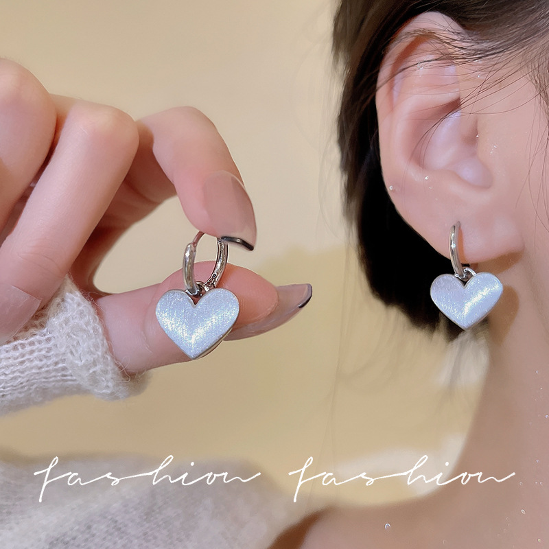 Korean-style matte gold simple heart-shaped ear buckles, female Internet celebrity's unique and fashionable design sense earrings and pendants accessories Application Scenario