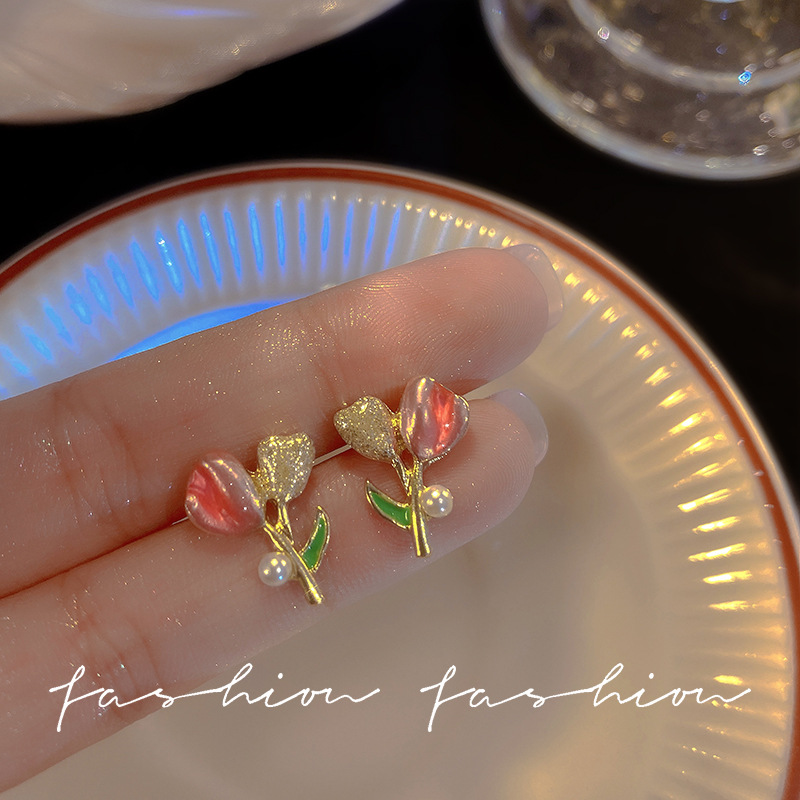 Tulip flower pearl stud earrings, ins style, fashionable and versatile, elegant small earrings, silver needle wholesale exquisite earrings Specification drawing