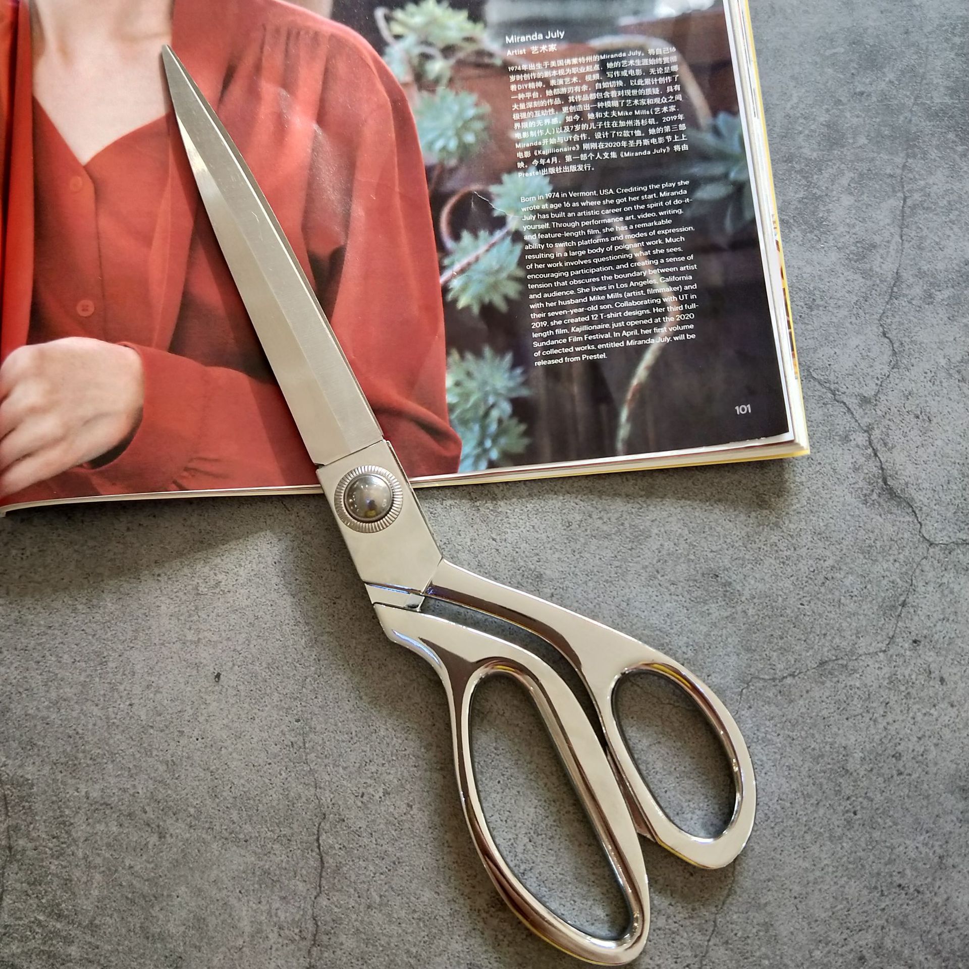 Gold-plated tailor scissors, stainless steel alloy clothing fabric scissors, 8-inch, 9-inch, 10-inch tailor scissors, sewing scissors factory Application Scenario