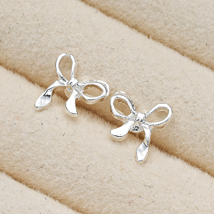 The popular cross-border bow stud earrings for women in Europe and America feature a simple and cold style, a trendy and niche design with a sense of hollowed-out style Specification drawing