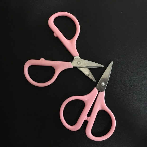 First aid supplies accessories, pink scissors, factory direct sales, sewing sewing kits, small scissors Application Scenario