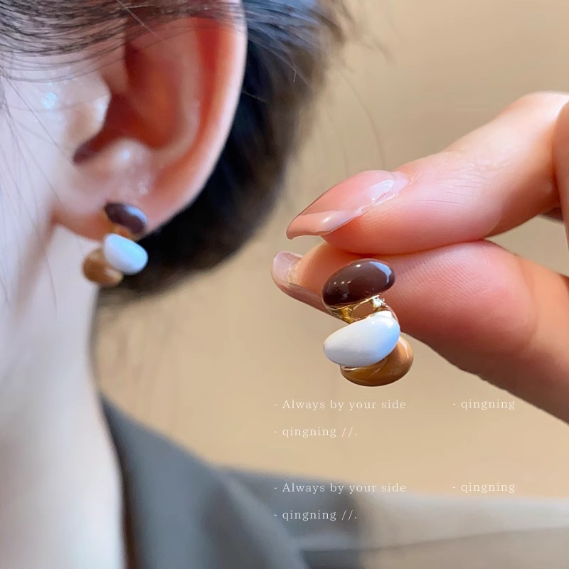 Maillard coffee-colored bean stud earrings, a retro Hong Kong-style high-end look, are unique and versatile earrings that exude a feminine charm details Picture