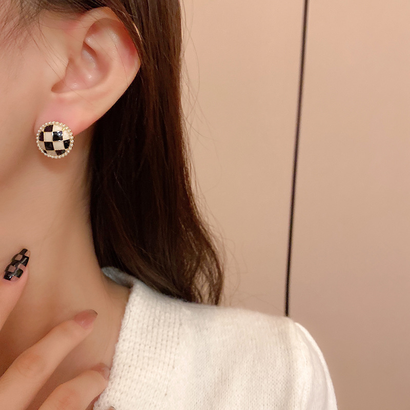 The simple checkerboard pearl earrings exude a sense of sophistication, individuality, and retro style. The design is unique and the round ball style is elegant. The stud earrings are for women Application Scenario