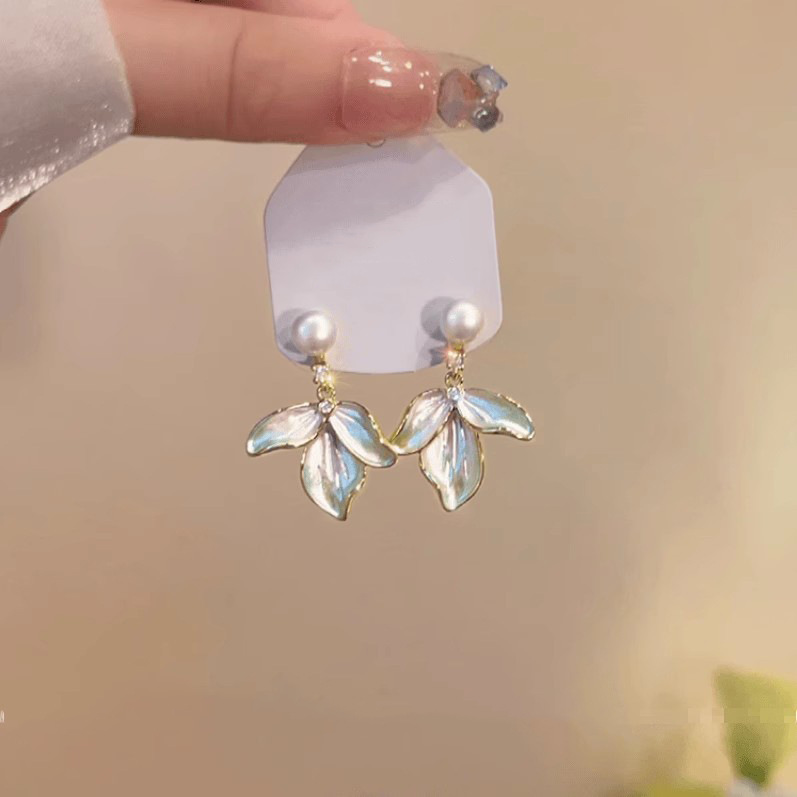 Silver needle sweet petal pearl earrings, women's fashionable and elegant, versatile stud earrings, fresh and high-end, light luxury earrings Specification drawing