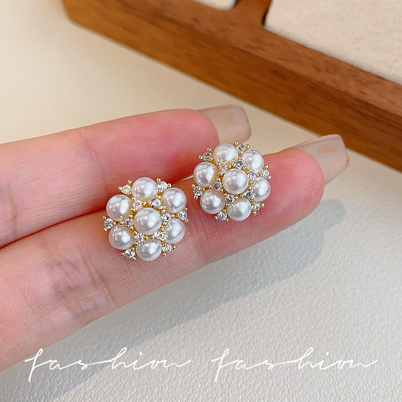 Copper micro-inlaid zircon hydrangea flower pearl stud earrings, a niche design for women with a high-end feel, fashionable silver needle earrings full figure