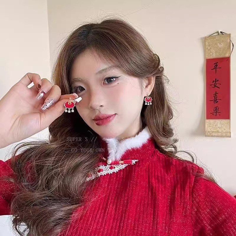 Chinese-style "Fu" character red lantern, pearl pendant, stud earrings, unique design sense for women, lucky bag, peace lock, autumn and winter earrings Specification drawing