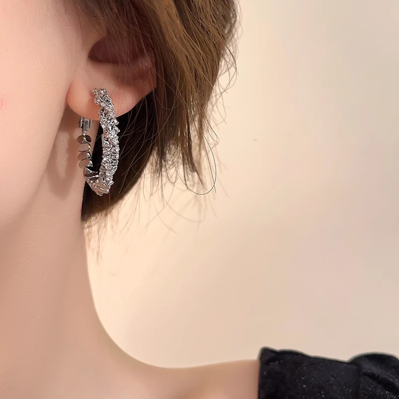 Geometric silver earrings, a fashionable, light luxury, niche design for women, with a high-end feel, are unique and exaggerated earrings Specification drawing
