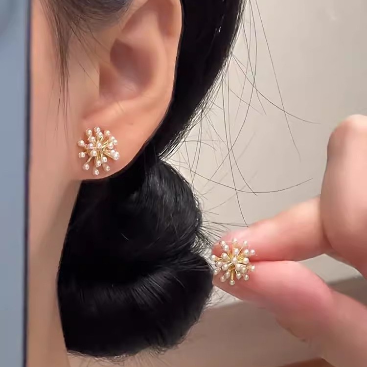 The delicate and exquisite firework pearl stud earrings exude a noble and elegant charm. They are fashionable, versatile, and exude a high-end feel. The trendy earrings are a hit among Internet celebrities full figure