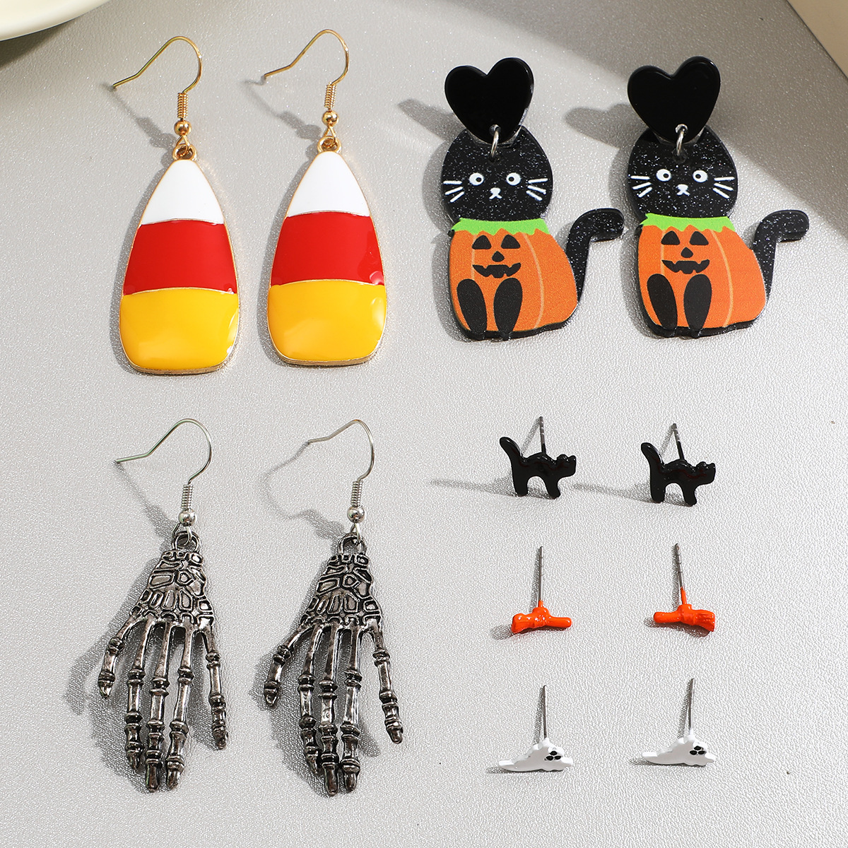 Halloween earrings, Ghost Skull Witch Pumpkin ear hooks, exaggerated creativity, funny personality, female bat spider stud earrings Application Scenario