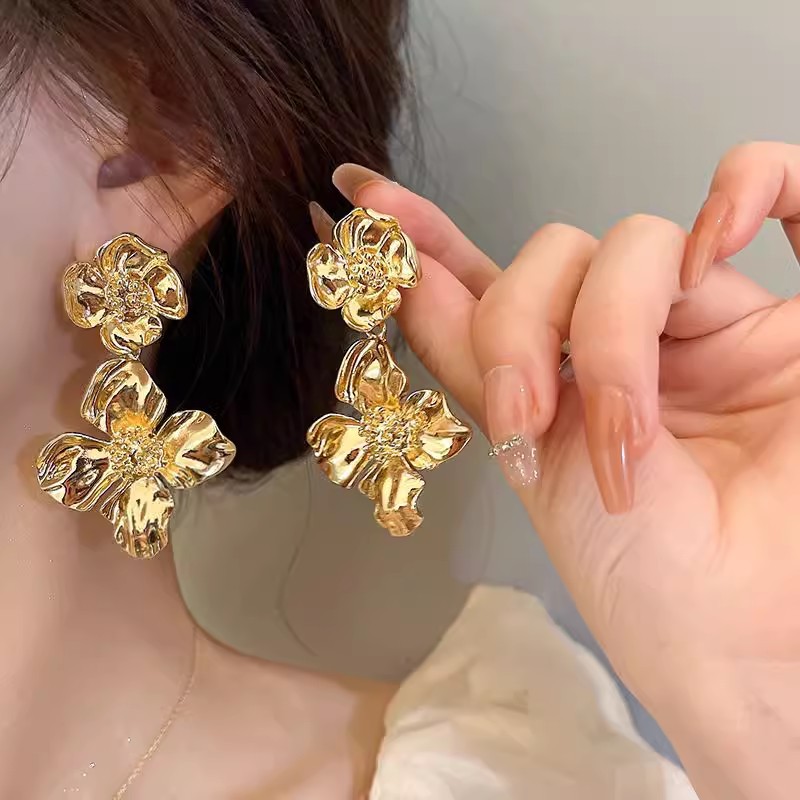 High-end metallic cold style exaggerated and grand earrings, retro design for women, elegant and star-style earrings and accessories details Picture