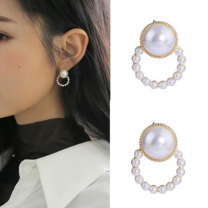 S925 silver needle, simple and versatile, pearl circle, gentle style, elegant and generous, stud earrings, earrings and pendants full figure
