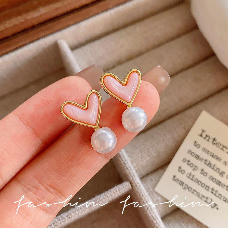 Fashionable and versatile heart-shaped pearl earrings, a new bestseller for women in 2025, exuding a sense of high-end luxury with a light heart pendant and elegant stud earrings full figure