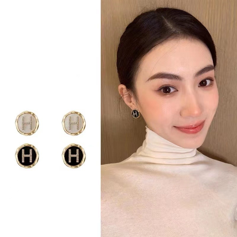 Elegant socialite earrings with a niche design sense, new trendy letter stud earrings, and high-end pure silver earrings in a delicate fragrance style details Picture