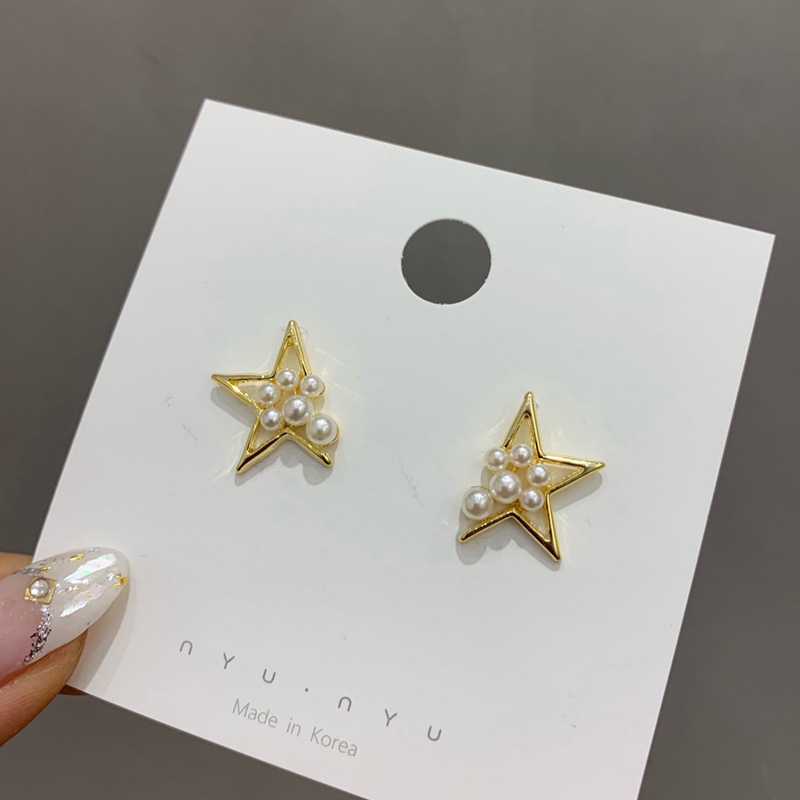 Korean style: Simple and elegant five-pointed star pearl stud earrings. New trendy five-pointed star pearl stud earrings for women Application Scenario
