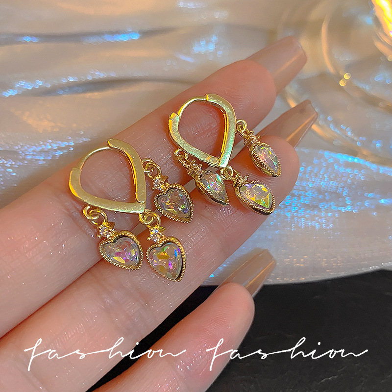 Korean light luxury diamond-encrusted heart-shaped earrings, a niche design for women with a sense of elegance and sophistication, are fashionable and versatile ear buckles Specification drawing