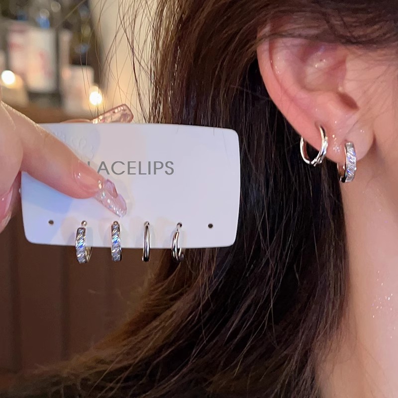 Four-piece set of ear buckles, cool style, spicy girl stud earrings, sparkling diamonds, dazzling style, high-end and fashionable, cold style earrings and earrings full figure