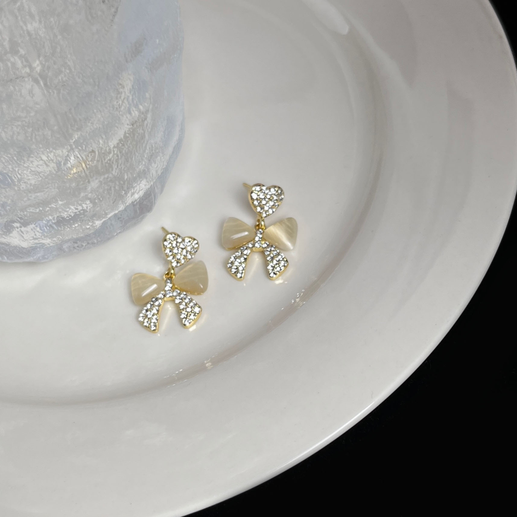 S925 silver needle exquisite full diamond heart-shaped bow cat's eye stone earrings, a new style of women's earrings, exuding a gentle and elegant charm Application Scenario