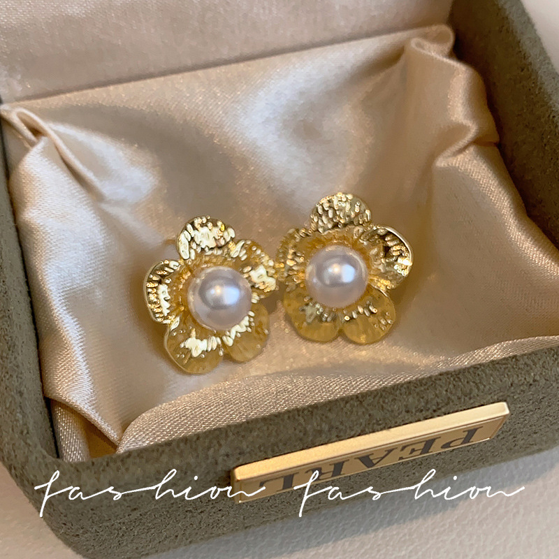 Hong Kong-style simple French-style high-end gold retro distressed stud earrings, women's flower pearl earrings, exquisite and fashionable earrings full figure