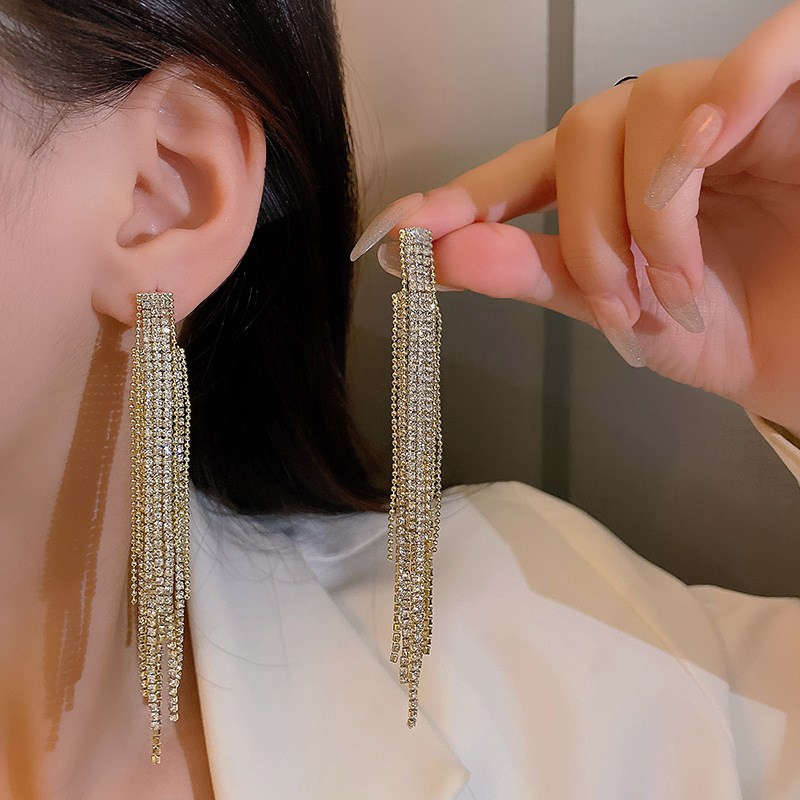 Exaggerated tassel earrings 2025 new style, trendy, light luxury, high-end long earrings, women's European and American personalized and fashionable earrings Application Scenario