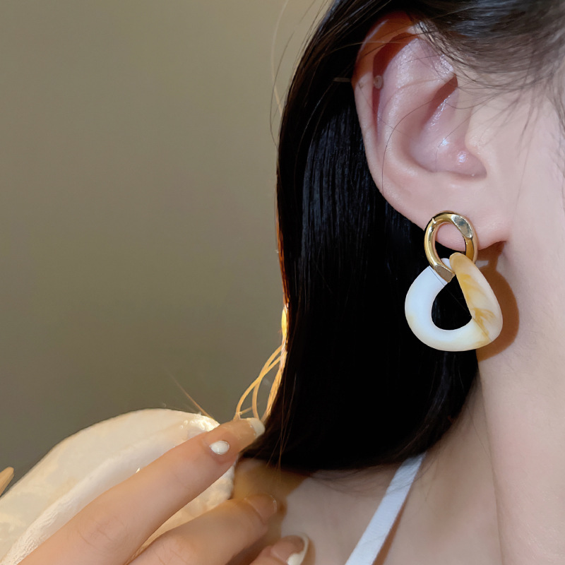 Retro leopard print acrylic earrings, exaggerated feminine charm, ins cold style ear studs, exquisite and high-end earrings wholesale details Picture