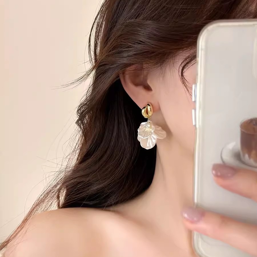 Retro tassel flower acrylic earrings, women's exaggerated and elegant high-end stud earrings, light luxury and niche diamond-encrusted earrings Specification drawing