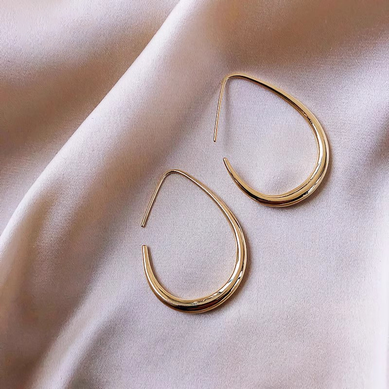 Oval earrings, a niche design for women, with a high-end and elegant style. New trendy retro earrings from 2025. Exaggerated earrings full figure
