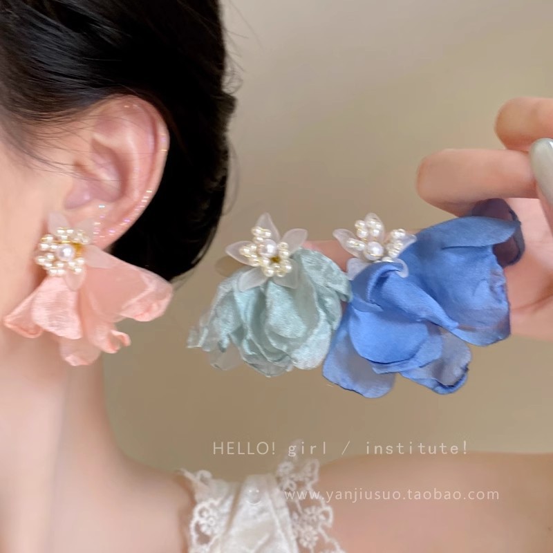 Ethereal and sweet yellow pearl flower earrings, unique and exaggerated for women to show off their faces, small stud earrings, seaside vacation photo earrings full figure