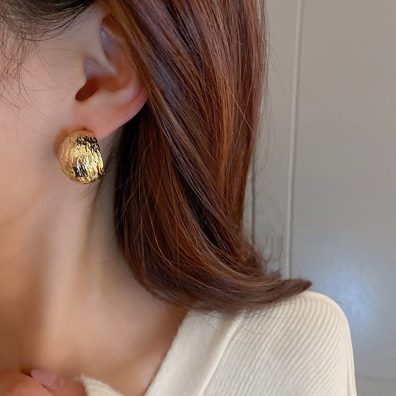 s925 Silver needle C-shaped metal ear rings are fashionable and versatile for women with a Hong Kong style. They are retro and elegant, and are trendy and personalized earrings Specification drawing