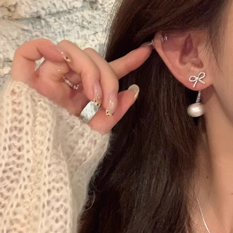 Sparkling butterfly pearl tassel stud earrings, women's light luxury high-end fashion earrings, niche design, versatile earrings details Picture