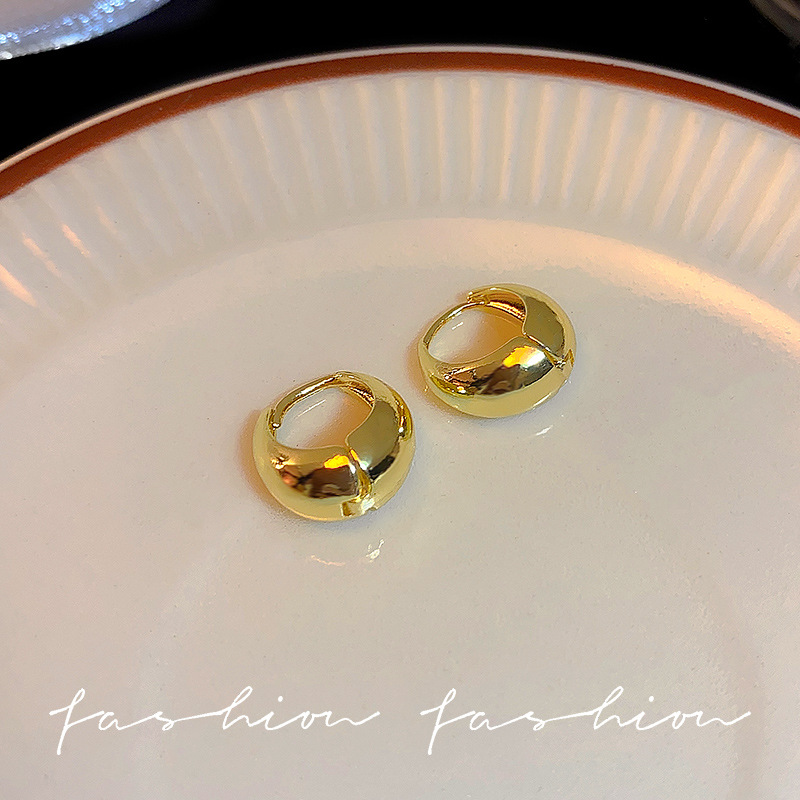 High-end waterdrop plain ring ear buckle women's 2025 new bestseller earrings, Korean-style round and square face daily versatile earrings Application Scenario