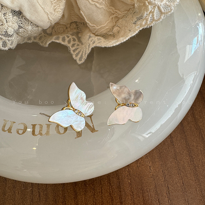 Sweet white mother-of-pearl butterfly stud earrings for women, high-end Korean style, niche earrings, new 2024 bestsellers and Internet celebrities Application Scenario