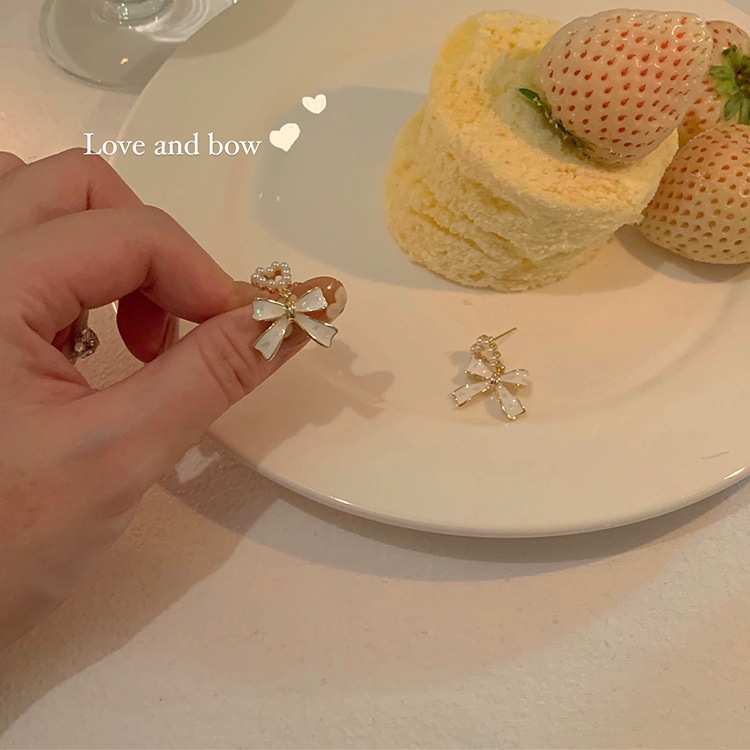 s925 Silver Needle pearl Bow Earrings, a niche design for women, are sweet, fashionable and elegant. They are high-end earrings with a sense of sophistication Specification drawing