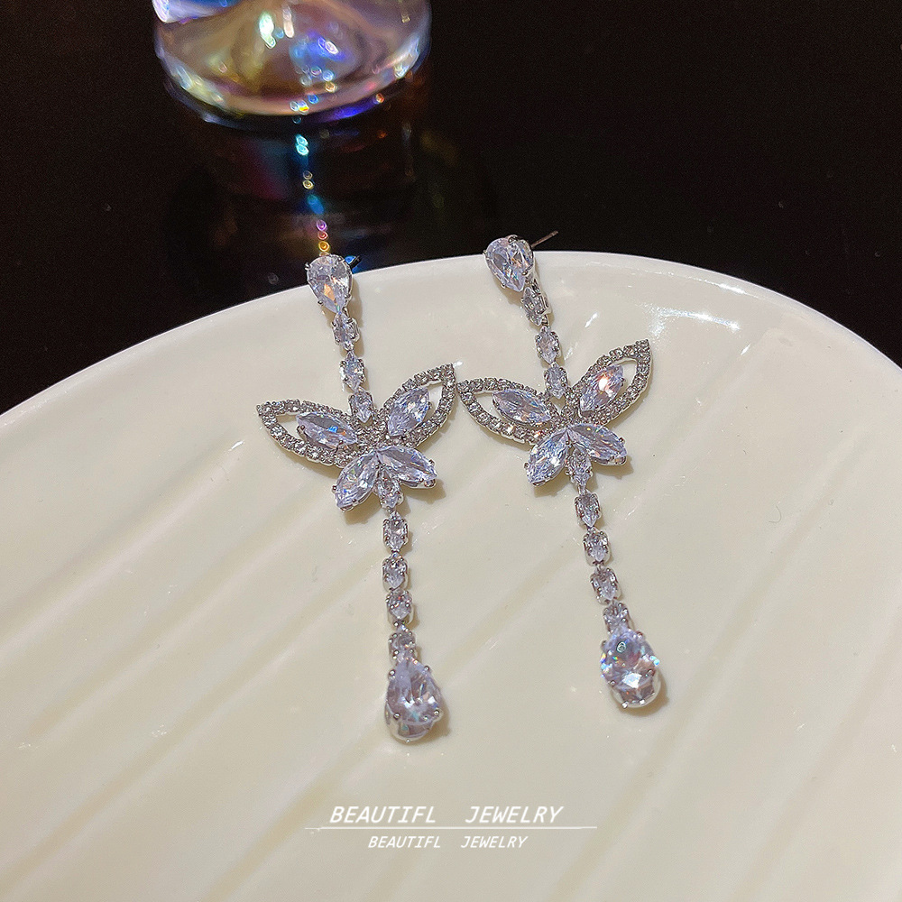 Fashionable and elegant, super sparkling tassel earrings, light luxury and high-end feel, butterfly stud earrings, 925 silver needle, elegant and versatile earrings for women Application Scenario