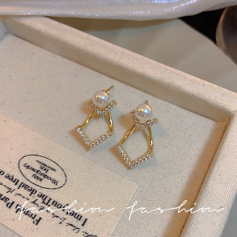 Double-layer V-shaped micro-inlaid zircon pearl back-hanging stud earrings with a unique and elegant style, versatile, simple and sweet individual earrings Application Scenario