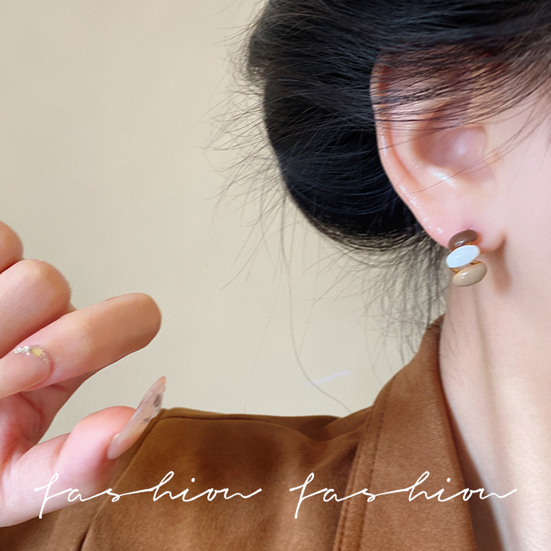 Retro Hong Kong-style niche design contrasting color stud earrings for women, light luxury and high-end feel, new 2025 fashionable and unique earrings Application Scenario