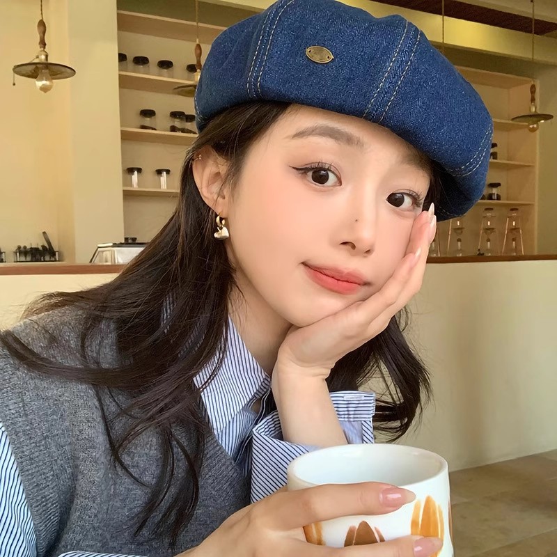 The design sense is niche, with simple heart-shaped earrings. The Korean-style gold and silver spliced small earrings are elegant, versatile and high-end Specification drawing