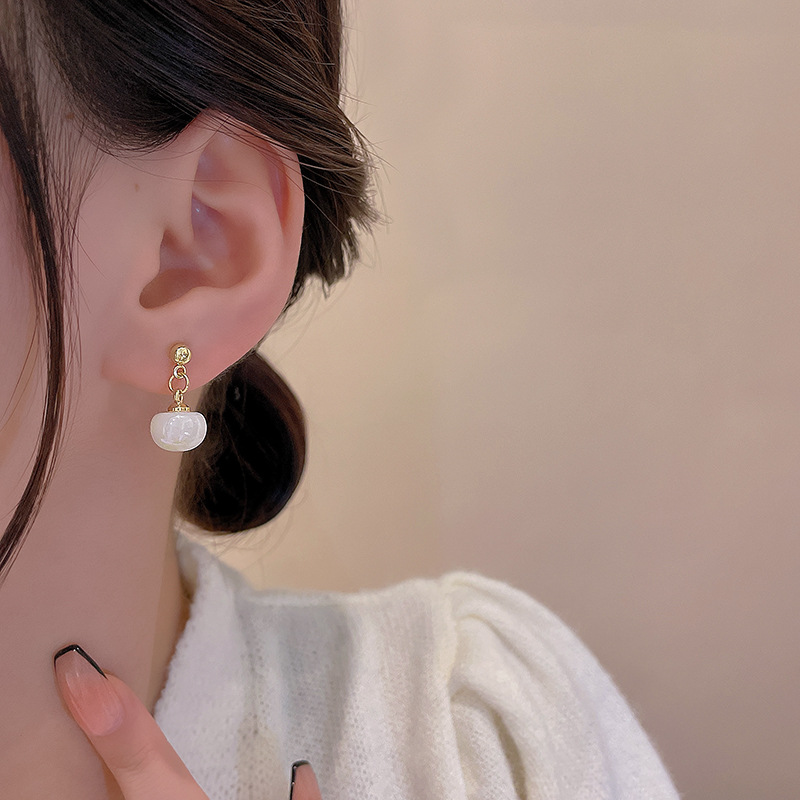 Korean niche design pearl pendants, retro earrings, light luxury and high-end style, simple silver needle wholesale Application Scenario