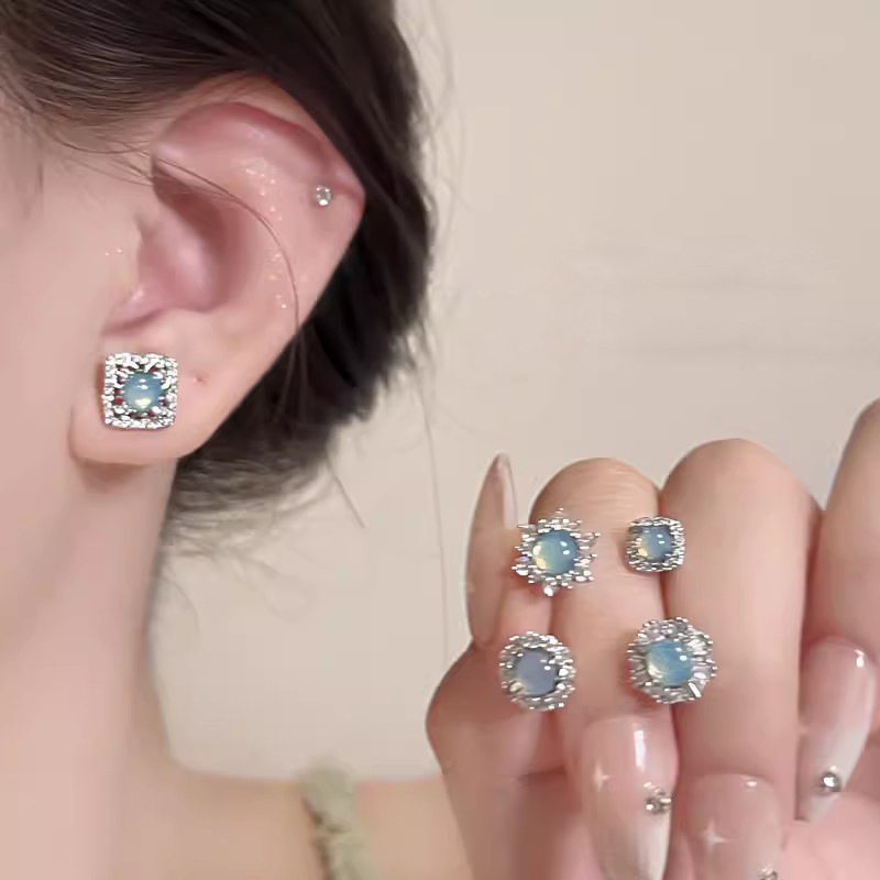 Cold and elegant sapphire diamond-encrusted stud earrings for women, isn style light luxury exquisite earrings, high-end and unique niche earrings full figure