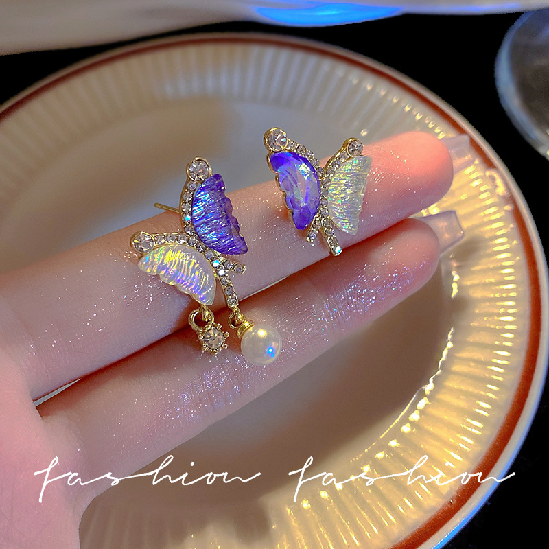 Asymmetrical pearl butterfly earrings with a niche design, a trendy and high-end look for women on Instagram, and new earrings from 2023 full figure