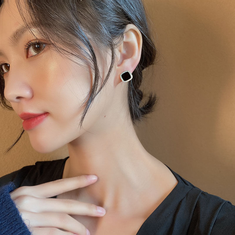 S925 Silver needle black square fashionable earrings, oil-dripping geometric diamond-encrusted small commuter stud earrings, elegant Korean earrings Specification drawing