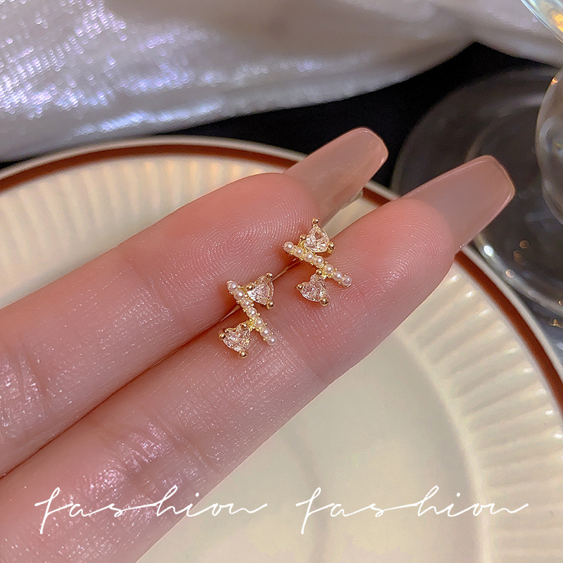 Exquisite and small cross-shaped heart stud earrings 925 silver needle, high-end, light luxury and simple earrings, female Internet celebrity style earrings details Picture