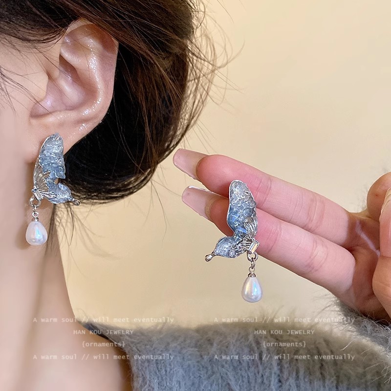 Super ethereal, butterfly pearl tassel stud earrings for women, light luxury and high-end feel, niche design, simple and unique earrings full figure