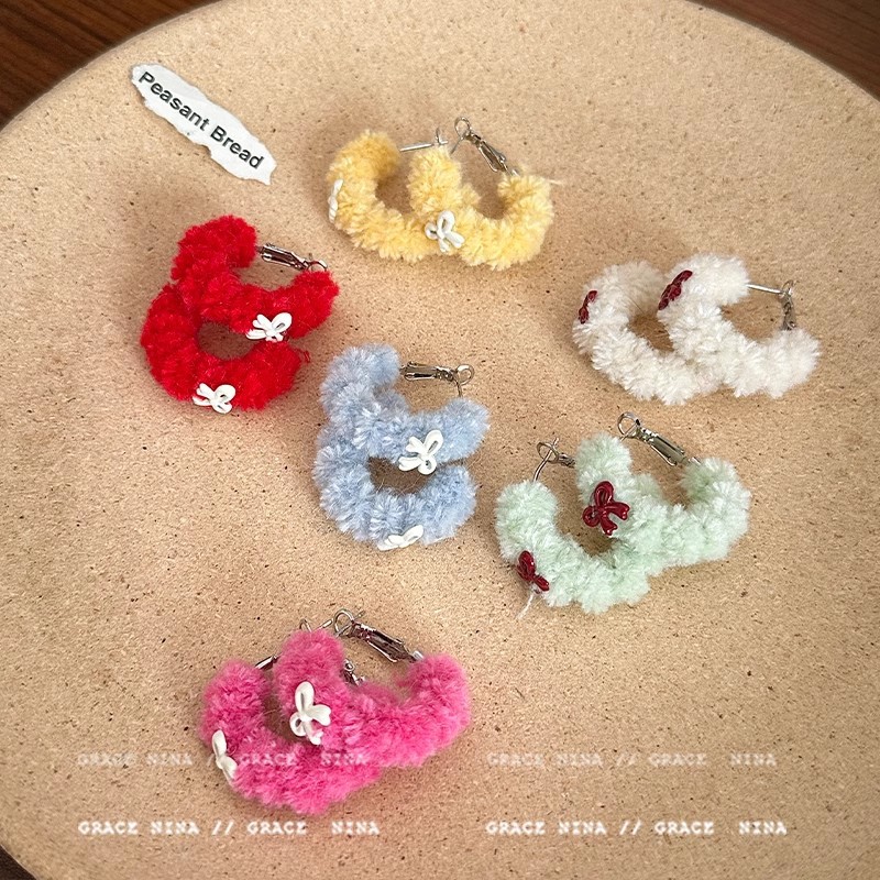 Gentle plush bow ear rings for women with round faces to show off. Autumn and winter earrings with a high-end feel and unique charm. Earrings for women Application Scenario