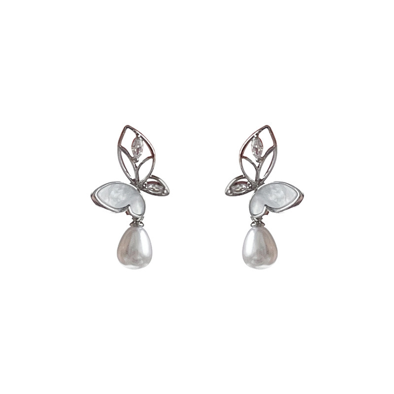 Fresh and elegant butterfly pearl earrings, a new 2024 bestseller for women, exude a high-end feel and a light luxury style with stud earrings and pendants Item Picture