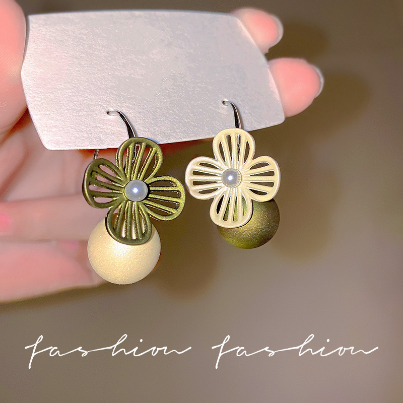 S925 Silver Needle three-dimensional Flower Pearl Stud Earrings for Women, sweet and niche design, super ethereal and versatile earrings and earrings full figure