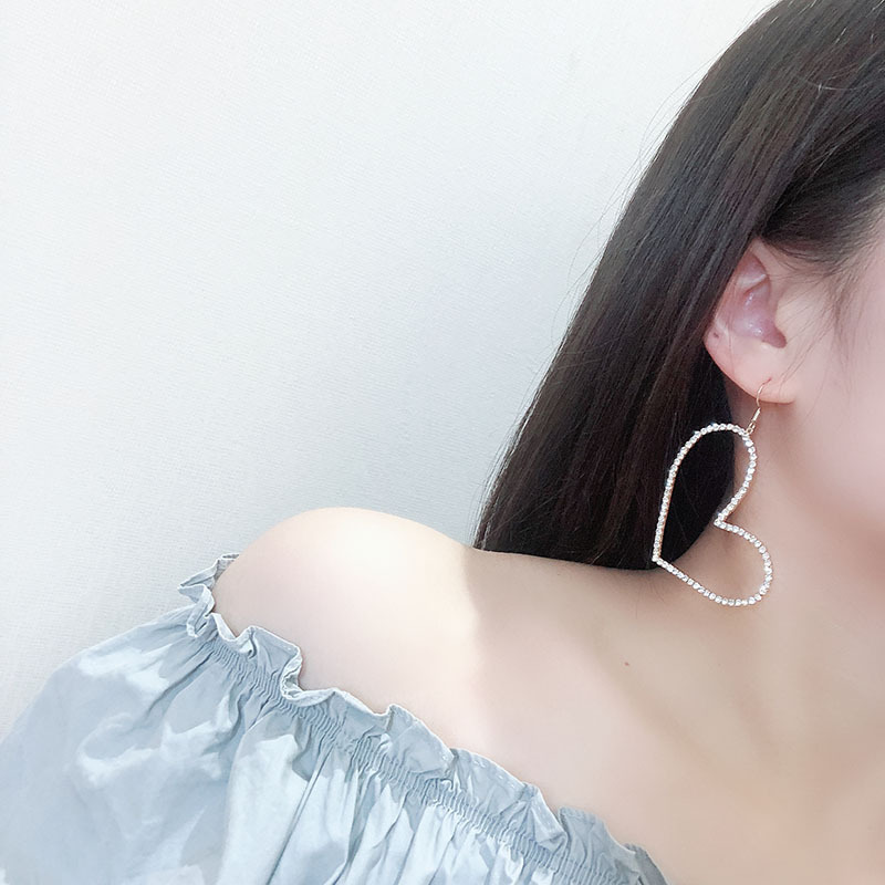 Full-diamond hollowed-out heart-shaped earrings for women, a new Korean style with a unique and elegant charm, a goddess-like style, and a trendy long ear accessory details Picture